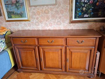 Credenza e tavolo in legno con sei sedie imbottite
