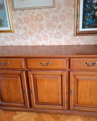 Credenza e tavolo in legno con sei sedie imbottite
