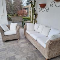 Divano e poltrona in rattan con cuscini