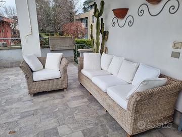 Divano e poltrona in rattan con cuscini