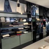 ALLESTIMENTO NEGOZIO ABBIGLIAMENTO