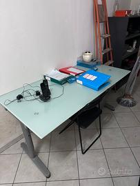 Scrivania, scansia, sediaper ufficio