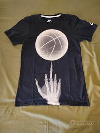 T-shirt Nike Pallacanestro con mano scheletro