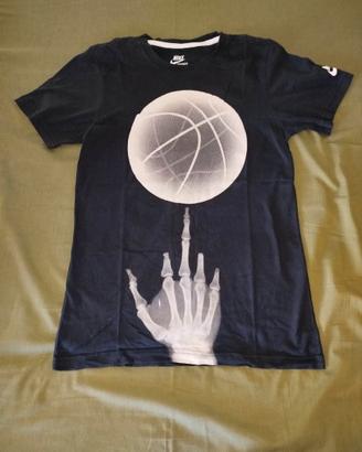 T-shirt Nike Pallacanestro con mano scheletro