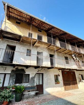 CASA SEMINDIPENDENTE A FIORANO CANAVESE