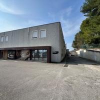 Capannone con uffici e appartamento a Monsano