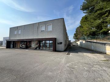 Capannone con uffici e appartamento a Monsano