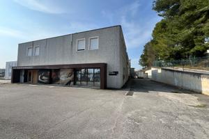 Capannone con uffici e appartamento a Monsano