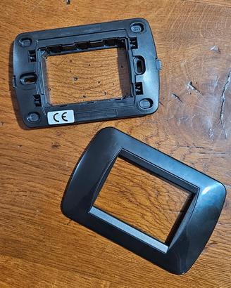 100 Supporti + placche prese elettriche