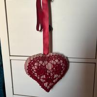 Cuore di stoffa con inserto all’uncinetto