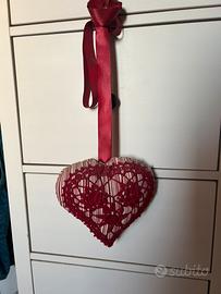 Cuore di stoffa con inserto all’uncinetto