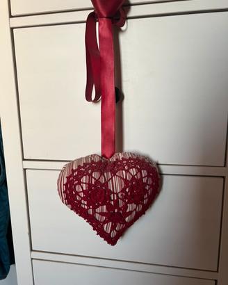 Cuore di stoffa con inserto all’uncinetto