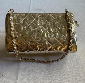 Pochette Chanel vernice dorata