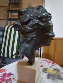 Dea bendata in bronzo con base in marmo