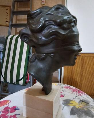 Dea bendata in bronzo con base in marmo