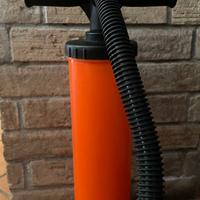 Pompa a mano a doppia azione