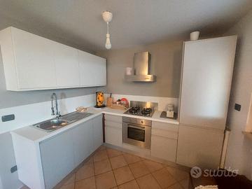 cucina angolare completa di elettrodomestici