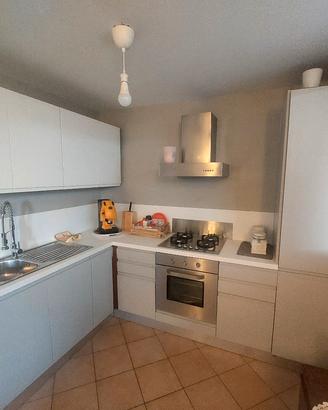 cucina angolare completa di elettrodomestici