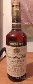 Bottiglia vintage Whisky Canadian Club. 