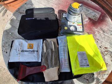 KIT RIPARAZIONE GOMME CON VARI ACCESSORI