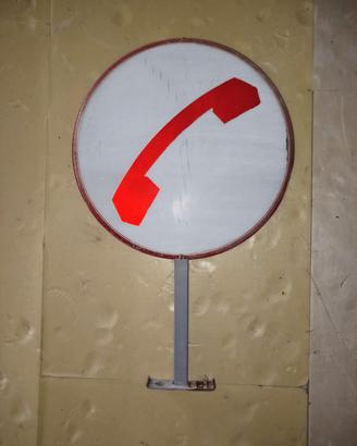 Insegna vintage con telefono

