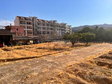 disponiamo di un intera proprietà con cinque fabbr