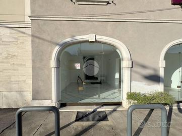 NEGOZIO A TRAVAGLIATO