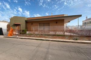 Casa indipendente angolare da ristrutturare