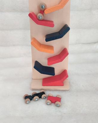 Gioco in legno con macchinine per bambini