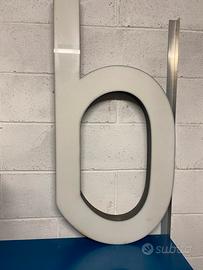 Lettera b ex insegna metallo e plex