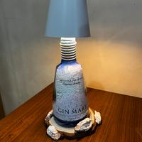 Lampade, abat jour, bottiglie di gin, tequila