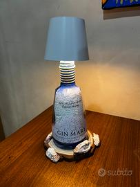 Lampade, abat jour, bottiglie di gin, tequila