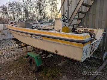 Barca e carrello con documenti