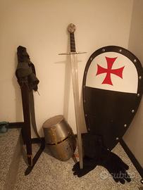 TEMPLARI ELMO,SCUDO,GUANTI E SPADA