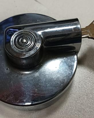 Tappo serbatoio carburante Fiat d'epoca.