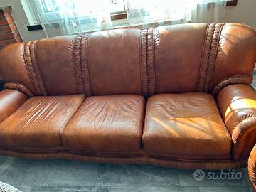 Divano con due poltrone in pelle