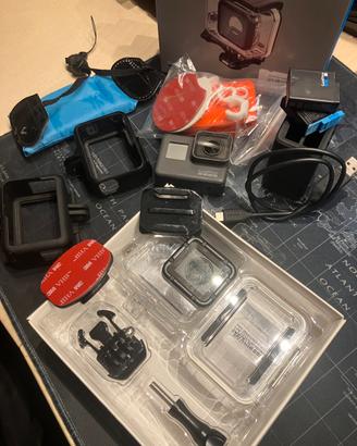 GoPro Hero 5 Black –NON funzionante– con accessori