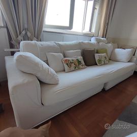 Divano moderno bianco con pouf coordinato - 272 cm