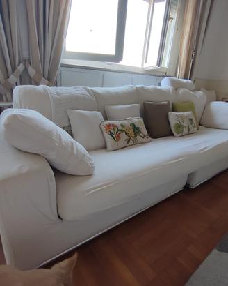 Divano moderno bianco con pouf coordinato - 272 cm