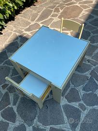 Tavolo con lavagna e sedie