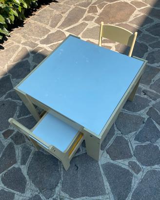 Tavolo con lavagna e sedie
