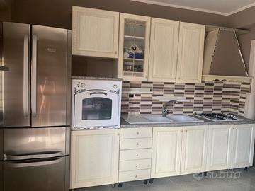 Cucina completa con elettrodomestici