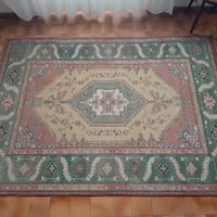 Tappeto con disegni geometrici