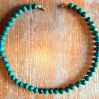 Collana da donna con pietre verdi