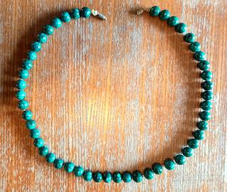 Collana da donna con pietre verdi