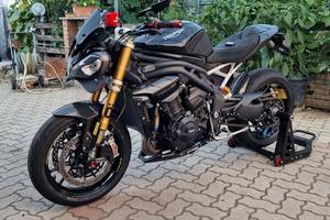 Triumph SPEED TRIPLE 1200 RS / molti accessori