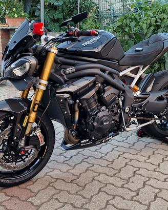 Triumph SPEED TRIPLE 1200 RS / molti accessori