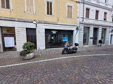 Corso del Popolo - fronte Teatro - Negozio