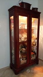 Vetrina illuminata  in legno massiccio