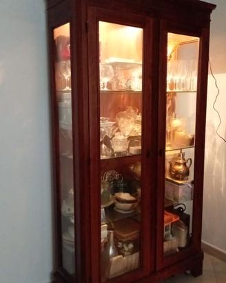 Vetrina illuminata  in legno massiccio